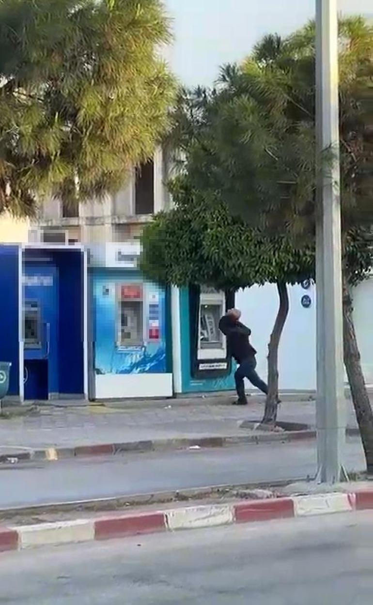 Adanada ATMye taşlı saldırı kamerada