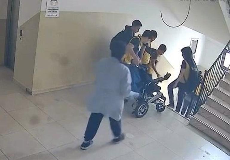 Okulun asansörü arızalandı, müdür yardımcısı bedensel engelli öğrencisini sırtında taşıdı; o anlar kamerada