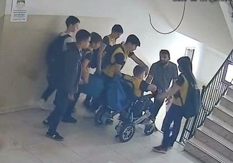 Okulun asansörü arızalandı, müdür yardımcısı bedensel engelli öğrencisini sırtında taşıdı; o anlar kamerada