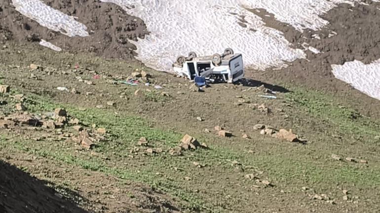Yüksekovada işçileri taşıyan minibüs, uçuruma yuvarlandı; 1 ölü, 7 yaralı