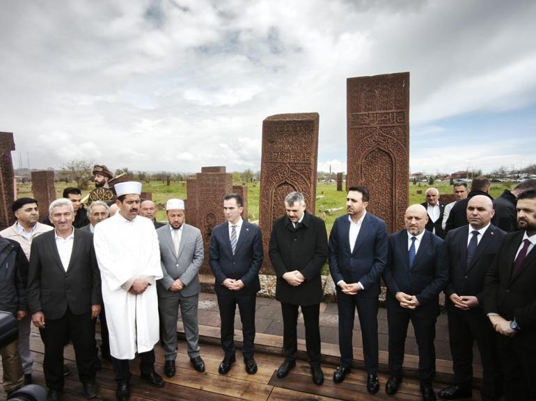 Bakan Çiftçi, Ahlat Selçuklu Meydan Mezarlığı’nı ziyaret etti