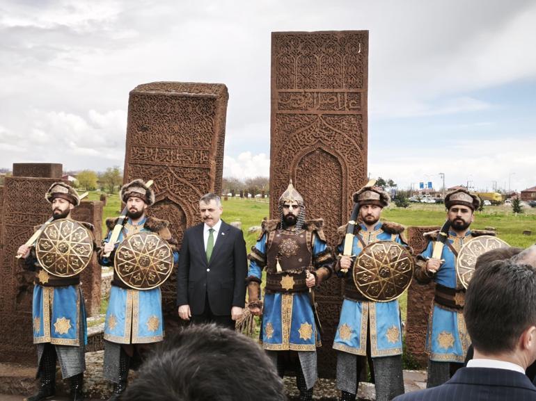 Bakan Çiftçi, Ahlat Selçuklu Meydan Mezarlığı’nı ziyaret etti