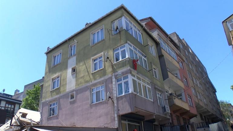 Küçükçekmecede yıkımı yapılan bina çöktü; bitişiğindeki apartman tahliye edildi