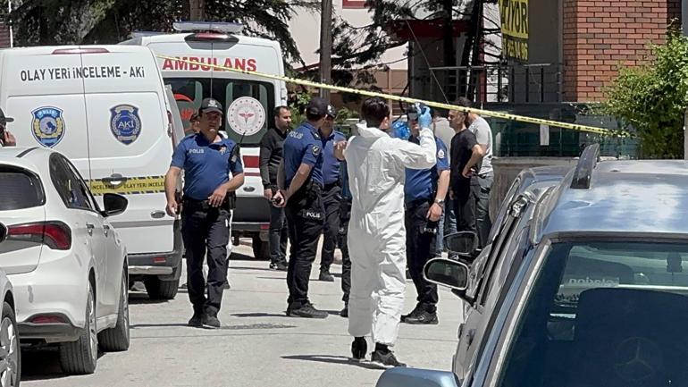 Polis, parkta elleri kanlı buldu; anne ve babasını öldürdüğü ortaya çıktı