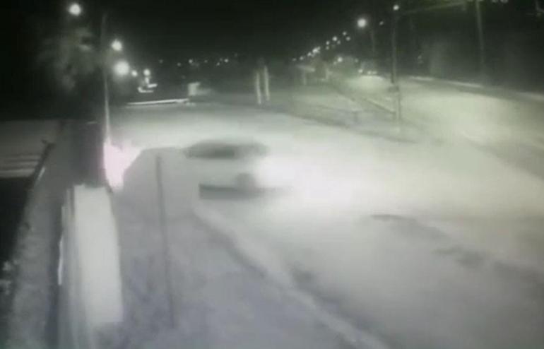 Hatayda otomobilin bahçe duvarına çarptığı anlar kamerada