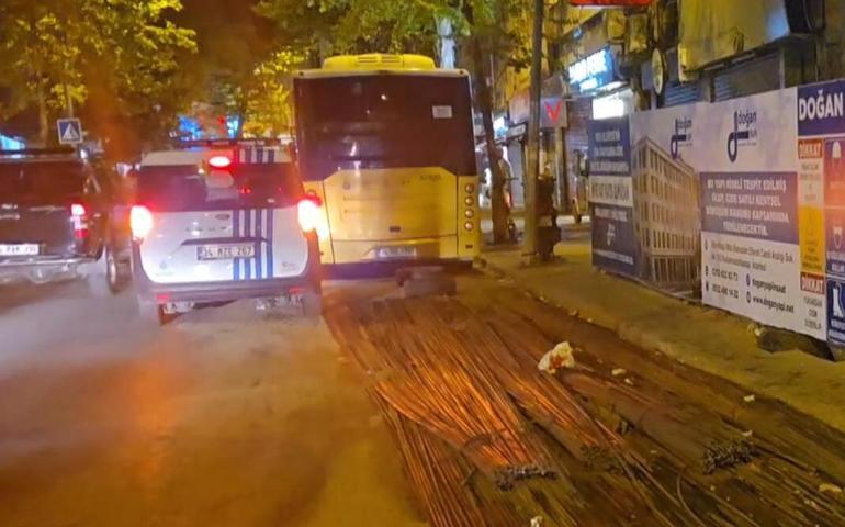 Fatihte inşaat demiri İETT otobüsünün altını delerek içeri girdi; yolcu yaralandı