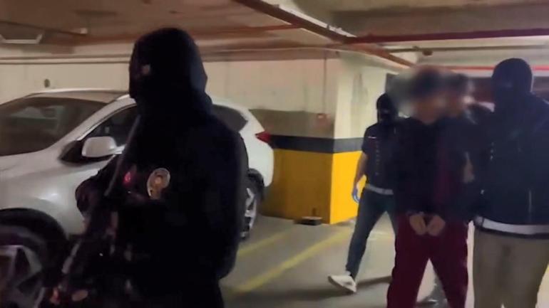 Kırmızı bülten ile aranan uluslararası suç örgütü liderinin kardeşi İstanbulda yakalandı