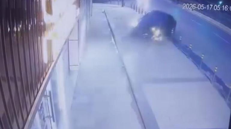 Şişli’de otomobilin iş yerine girdiği kaza kamerada: 2 yaralı