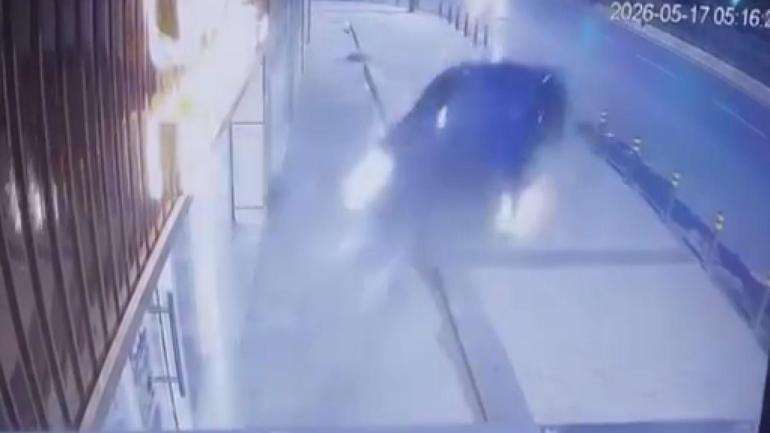 Şişli’de otomobilin iş yerine girdiği kaza kamerada: 2 yaralı