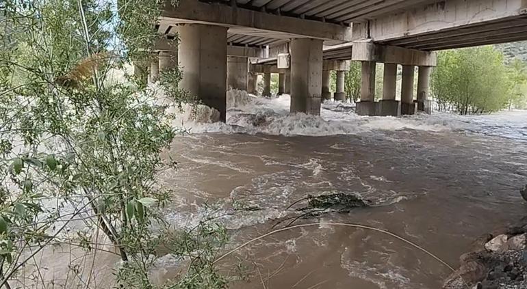 Takla atan otomobildeki 1 kişi öldü, 1 kişi yaralandı; çaya düştüğü değerlendirilen kişi aranıyor