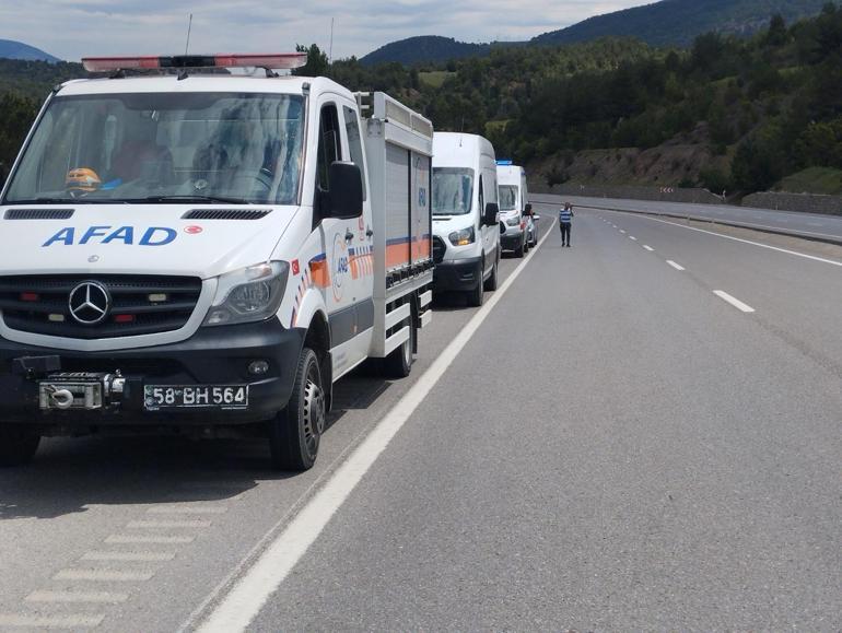Takla atan otomobildeki 1 kişi öldü, 1 kişi yaralandı; çaya düştüğü değerlendirilen kişi aranıyor