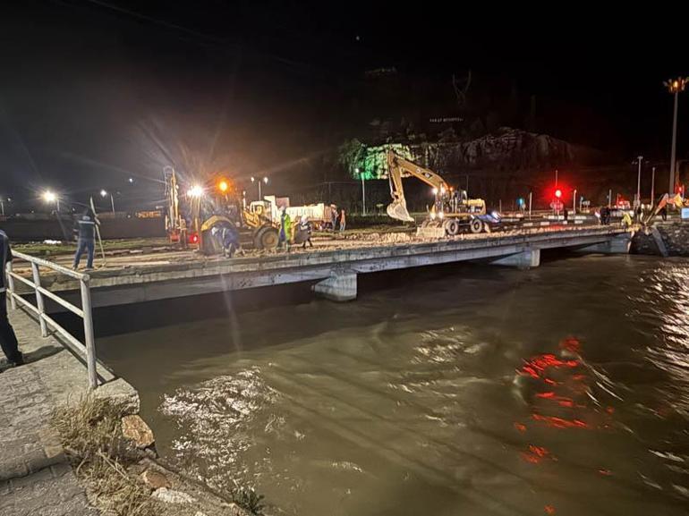 Tokat’ta Çedaş Kavşağı Köprüsü’nün yıkımına başlandı