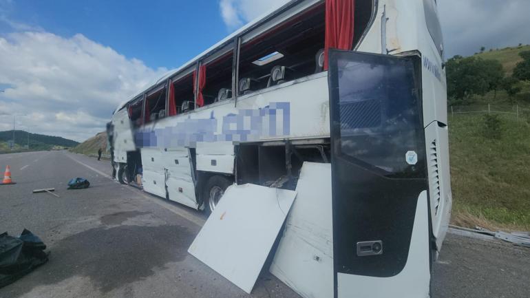 Yolcu otobüsü refüje çarpıp devrildi: 36 yaralı
