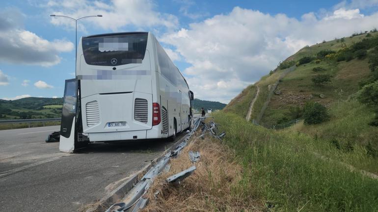 Yolcu otobüsü refüje çarpıp devrildi: 36 yaralı