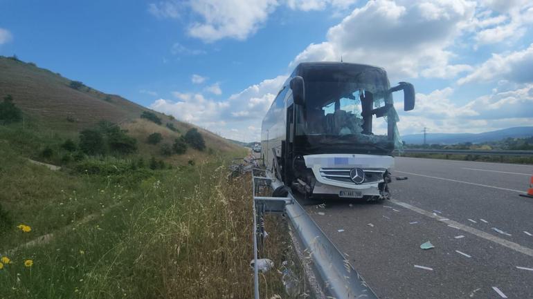 Yolcu otobüsü refüje çarpıp devrildi: 36 yaralı