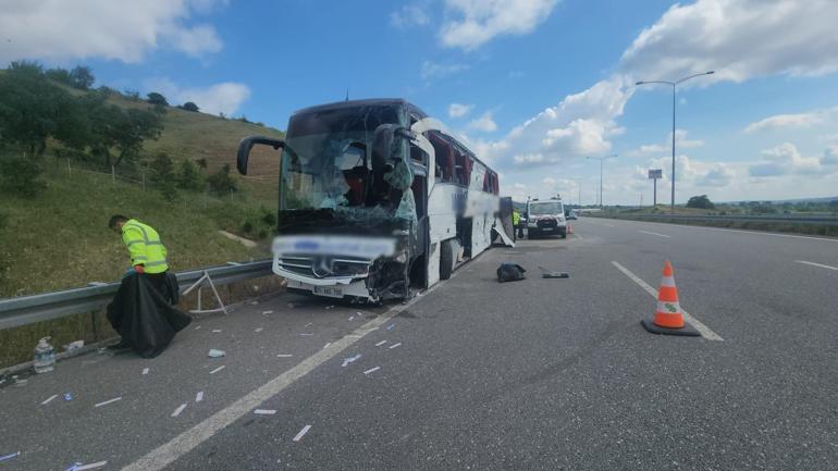 Yolcu otobüsü refüje çarpıp devrildi: 36 yaralı