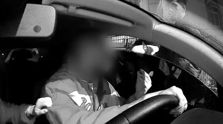 Taksiciler, uygulamayla yolcu taşıyan sürücü ile kadın yolcuya korku dolu anlar yaşattı