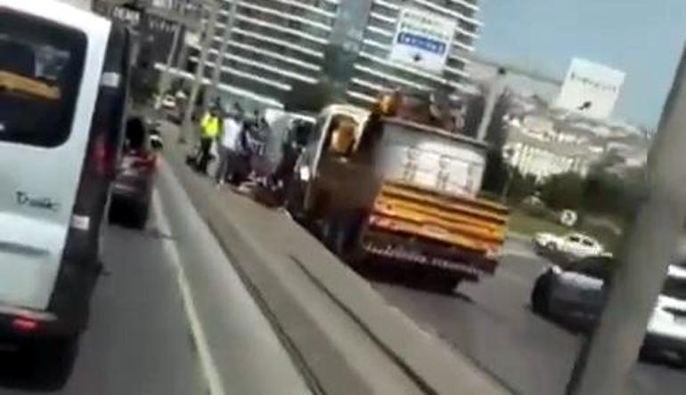 Avcılarda sol şeritte bekleyen motosiklete, TIR çarptı: 2 yaralı