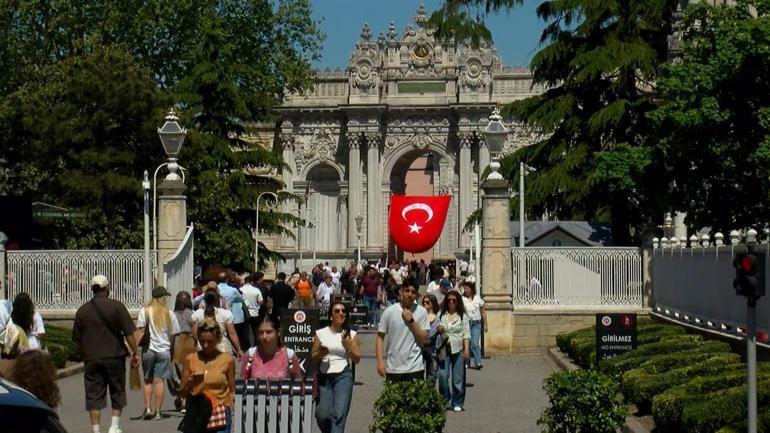 19 Mayısta Dolmabahçe Sarayına gelen ziyaretçiler tarihi atmosferi yerinde gördü
