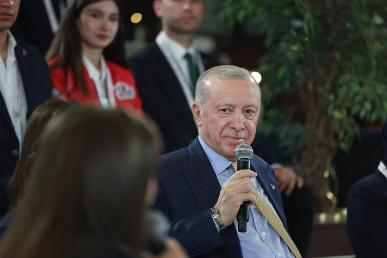Cumhurbaşkanı Erdoğan: Gençlerimizle kol kola, omuz omuza yürümeyi sürdüreceğiz