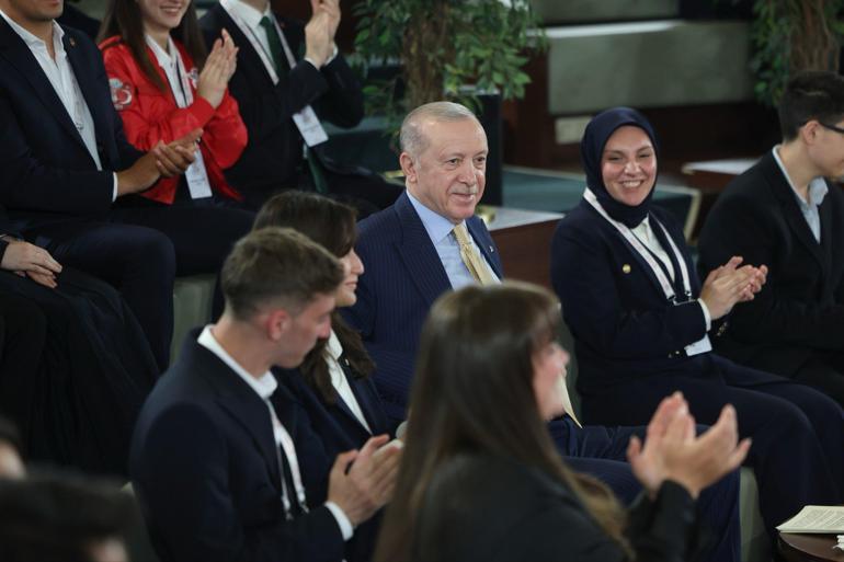 Cumhurbaşkanı Erdoğan: Gençlerimizle kol kola, omuz omuza yürümeyi sürdüreceğiz