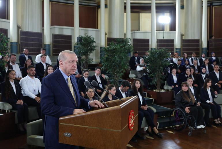 Cumhurbaşkanı Erdoğan: Gençlerimizle kol kola, omuz omuza yürümeyi sürdüreceğiz