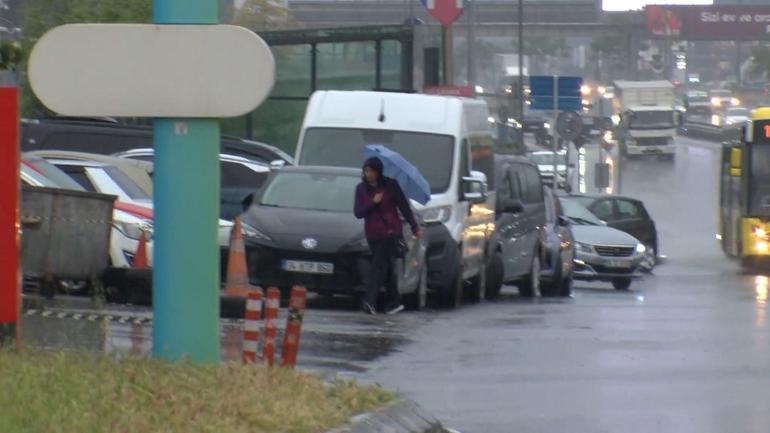 Kadıköy’de yağmur etkili oluyor; yollar göle döndü