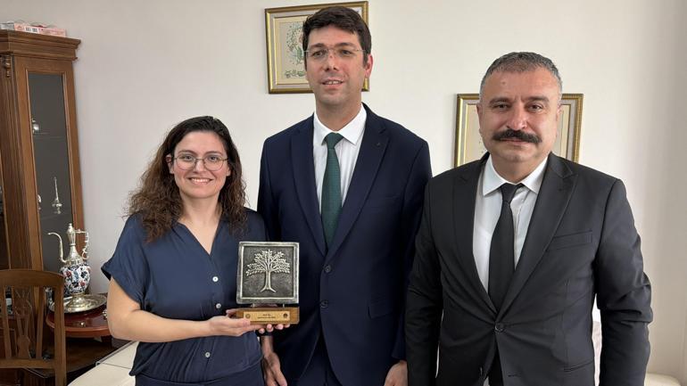 Türkiye’nin doktora yapan ilk işitme engelli bireyi olan Burak Uyanık ile eşi Gamze yılın ailesi seçildi