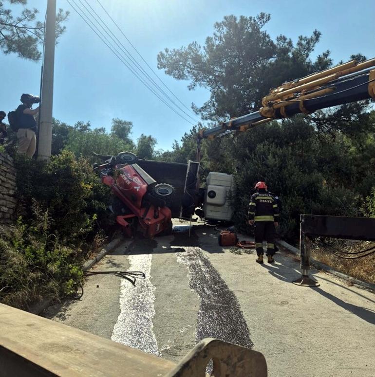 Bodrumda iş makinesi taşıyan kamyon devrildi: 3 yaralı