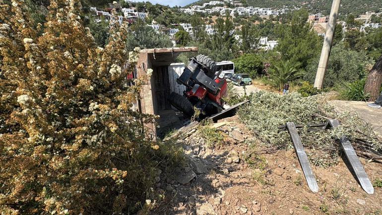Bodrumda iş makinesi taşıyan kamyon devrildi: 3 yaralı