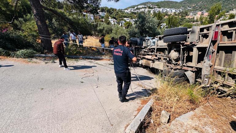 Bodrumda iş makinesi taşıyan kamyon devrildi: 3 yaralı