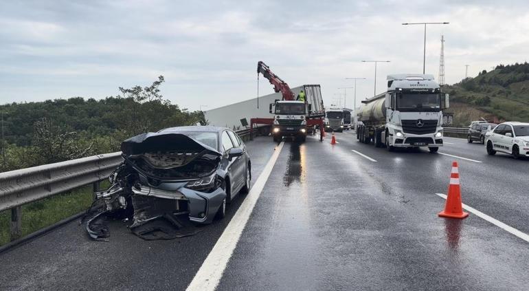 Beykozda 3 aracın karıştığı zincirleme kazada bariyerleri aşan TIR, yolun dışına çıktı