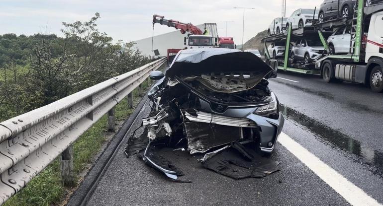Beykozda 3 aracın karıştığı zincirleme kazada bariyerleri aşan TIR, yolun dışına çıktı