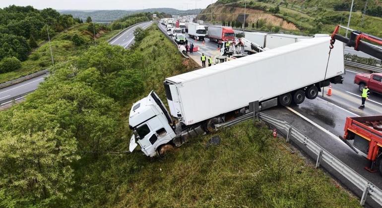 Beykozda 3 aracın karıştığı zincirleme kazada bariyerleri aşan TIR, yolun dışına çıktı