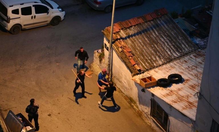 Kuşadasında araçlara zarar veren alkollü kişi gözaltına alındı