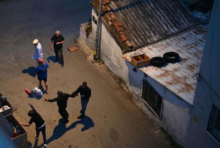 Kuşadasında araçlara zarar veren alkollü kişi gözaltına alındı