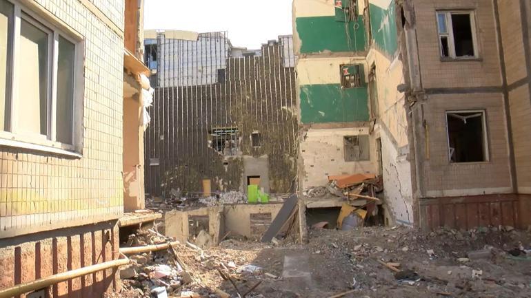 Kiev’de 24 kişinin hayatını kaybettiği binanın enkazı görüntülendi