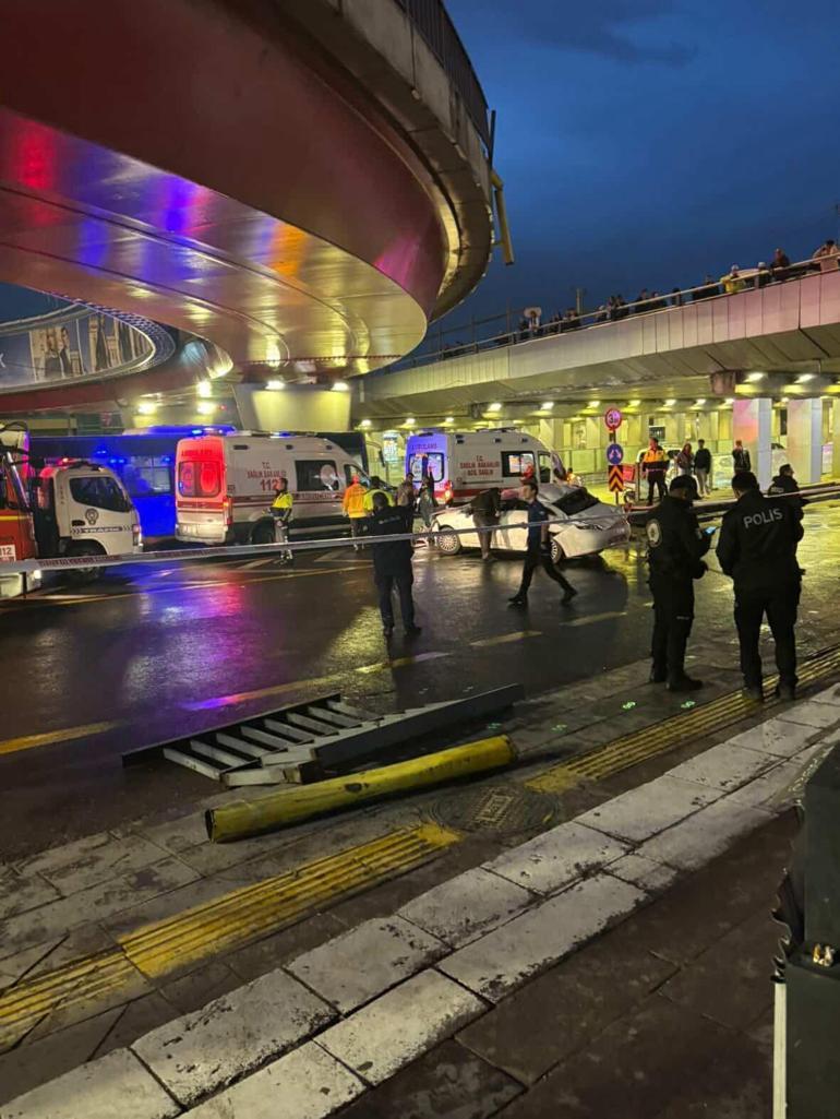 Ankara’da kontrolden çıkan otomobil Sıhhiye Köprüsünden alt yola düştü; 1 yaralı