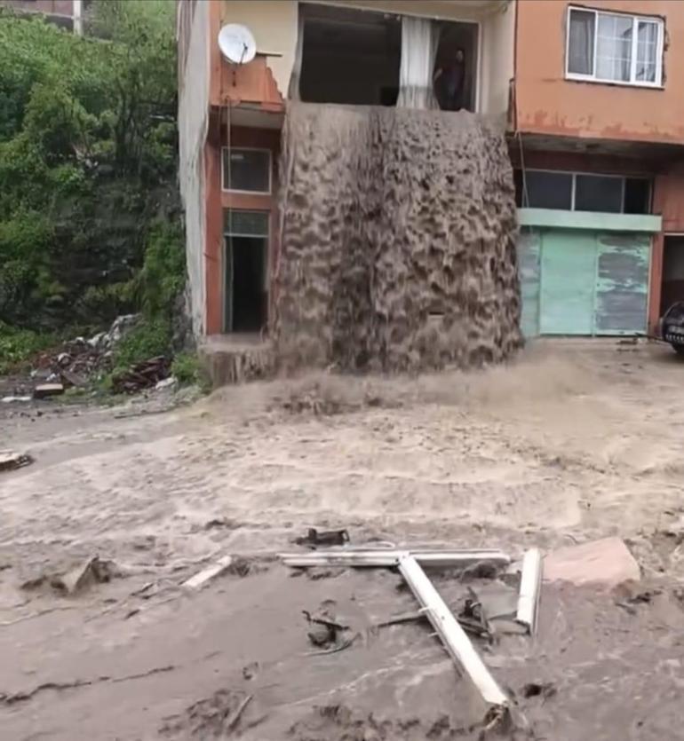 Sel suları evin içinden geçip balkondan caddeye aktı