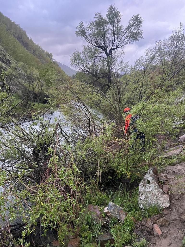 Muş’ta çaya düşen kadını arama çalışmaları sürüyor
