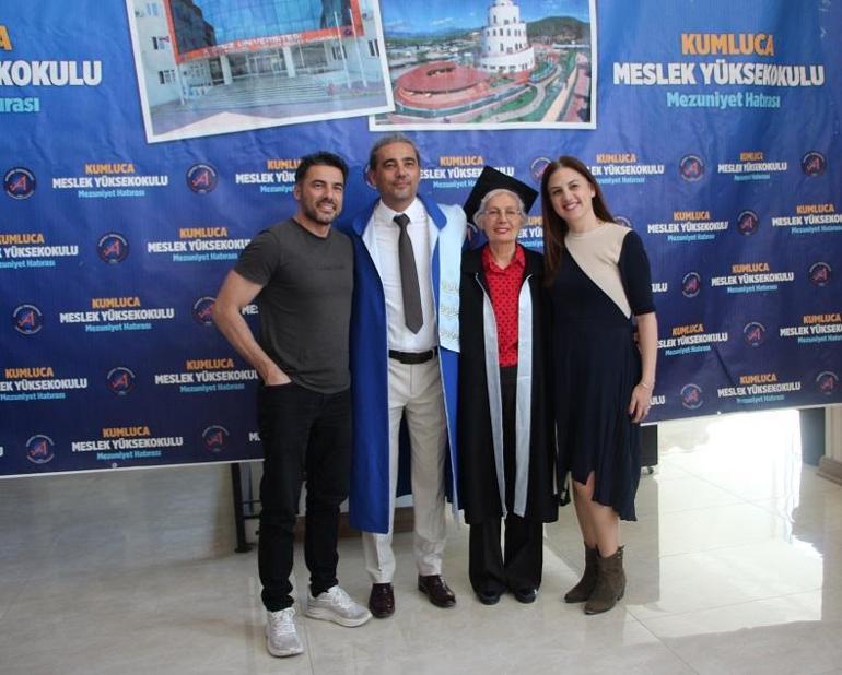 70 yaşında üniversiteden mezun oldu belgesini profesör oğlu verdi