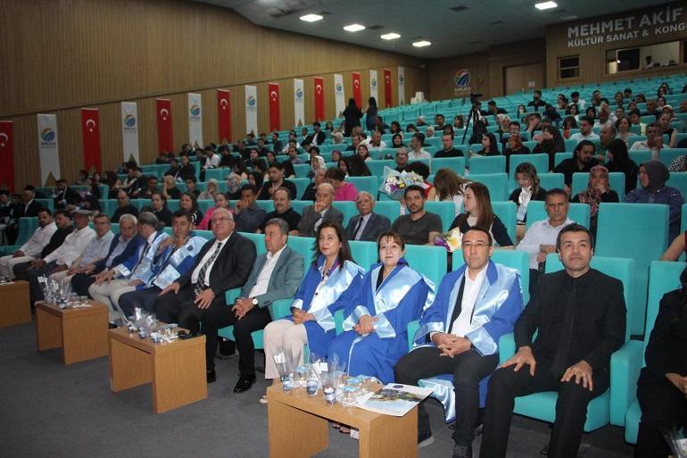 70 yaşında üniversiteden mezun oldu belgesini profesör oğlu verdi