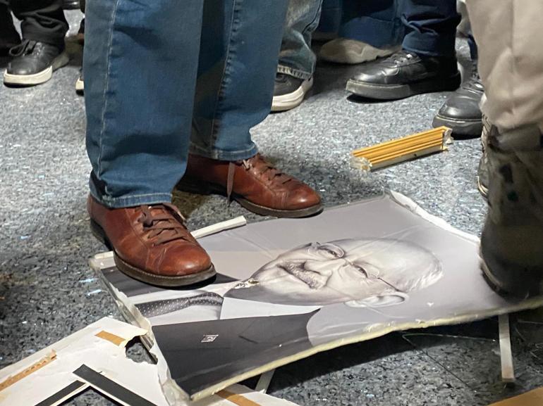 CHP’liler mutlak butlan kararı sonrası genel merkezde toplandı