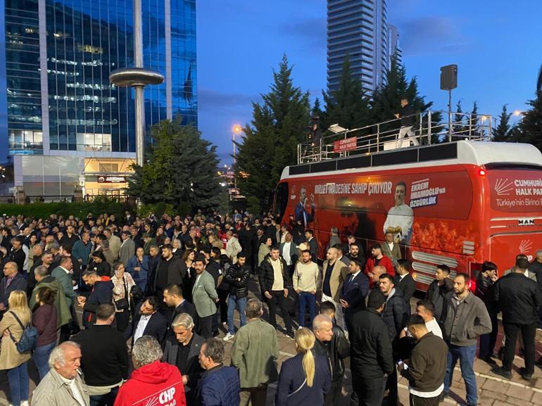 CHP’liler mutlak butlan kararı sonrası genel merkezde toplandı