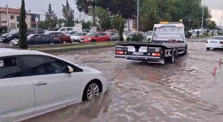 Kırıkkalede sağanak; altgeçit ve caddeler suyla doldu