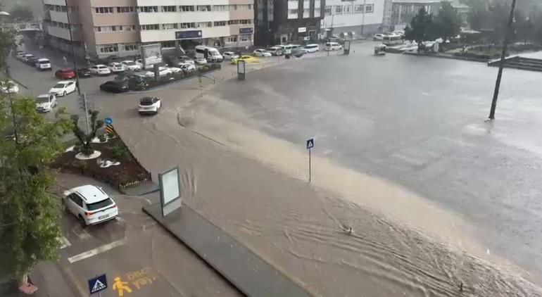 Kırıkkalede sağanak; altgeçit ve caddeler suyla doldu