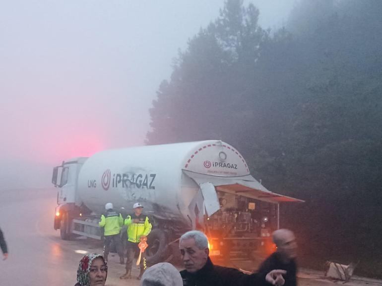 Yolcu minibüsü ile tanker çarpıştı: 3 yaralı