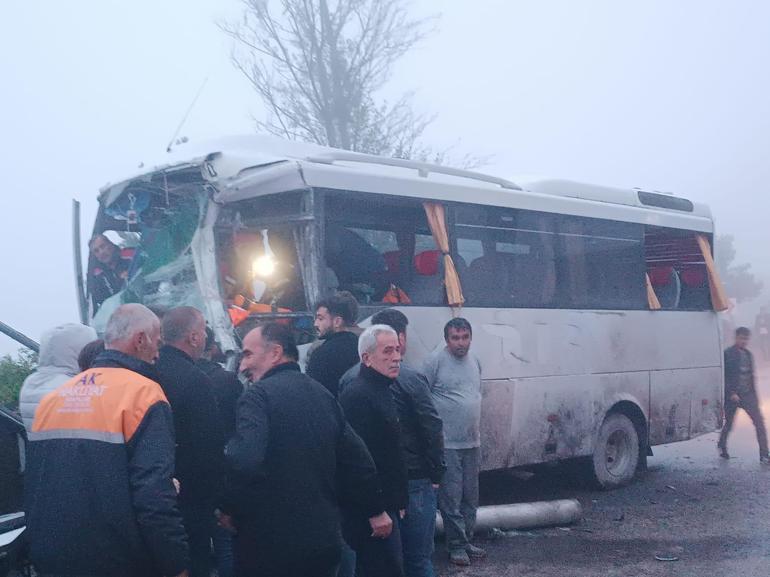 Yolcu minibüsü ile tanker çarpıştı: 3 yaralı