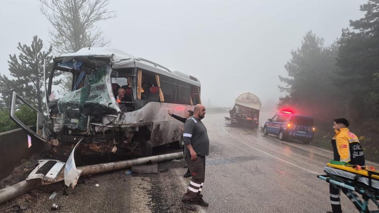 Yolcu minibüsü ile tanker çarpıştı: 3 yaralı