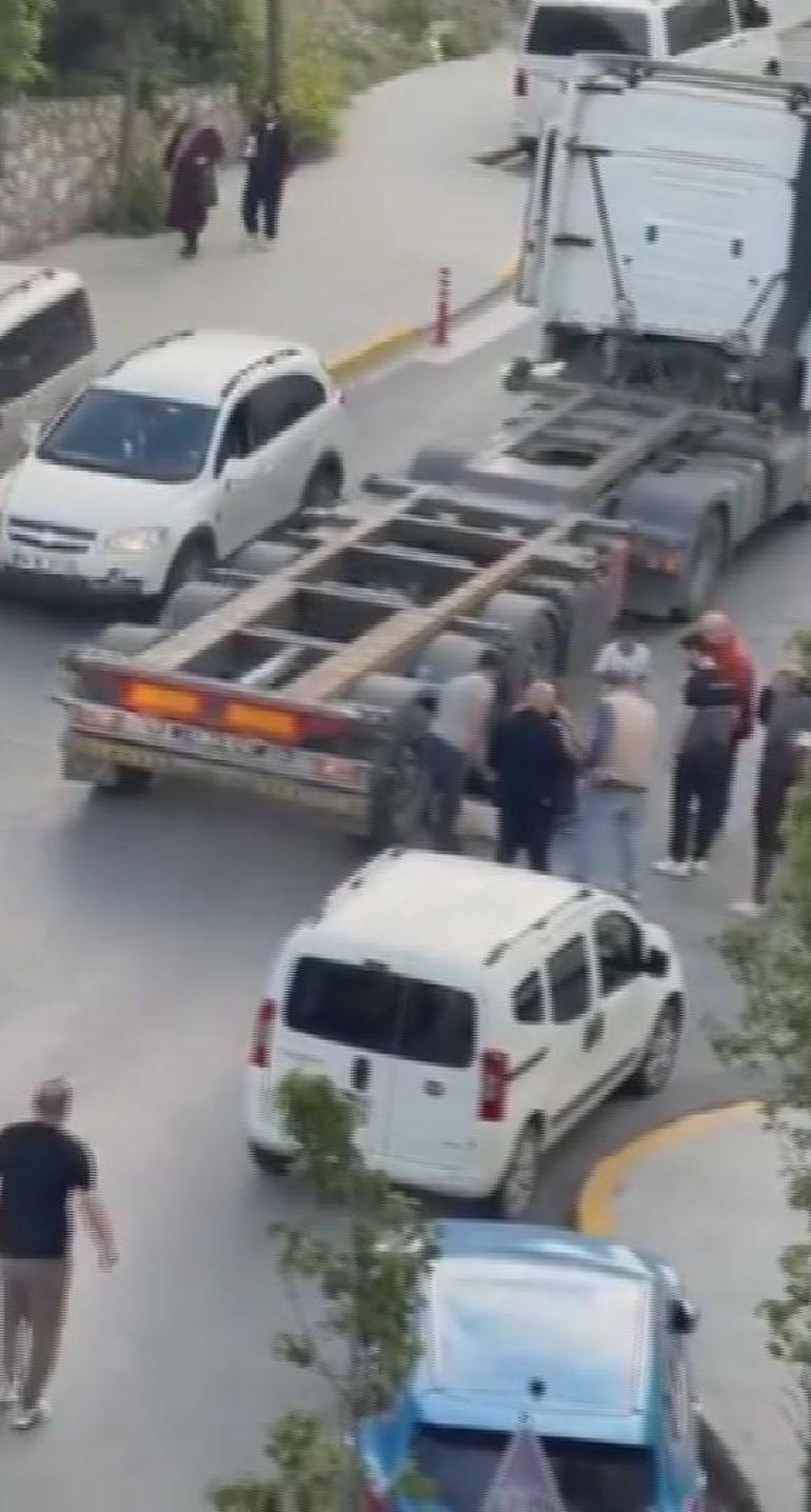 Beylikdüzünde skuter ile sokaktan caddeye çıkan çocuğa TIR çarptı; kaza kamerada